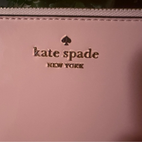Kate Spade Lucy Medium L-Shaped Blush Pink Patent Wristlet Clutch in Tea Rose - Picture 3 of 7